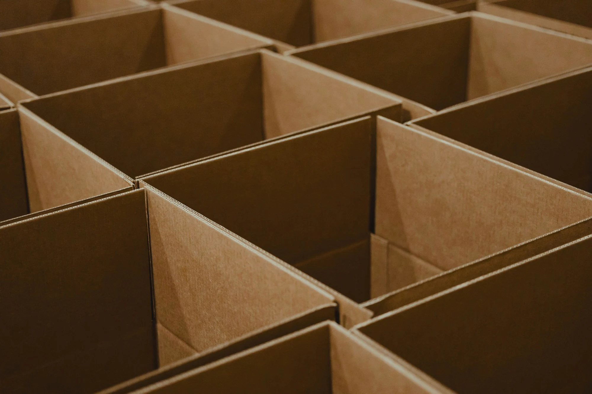 Unbranded corrugated cardboard boxes arranged in a repeating pattern
